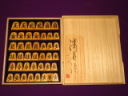 清夏作NHKタイプ一文字島黄楊斑入柾目彫埋将棋駒/新品 桐平箱付(KS506)